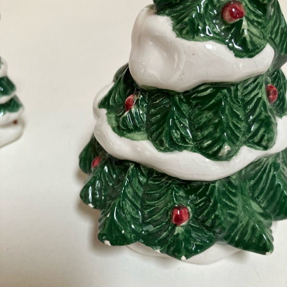 Christmas Salt and Pepper Shakers Glossy Xmas Tree and Santas Cottage - Picture 6 of 7